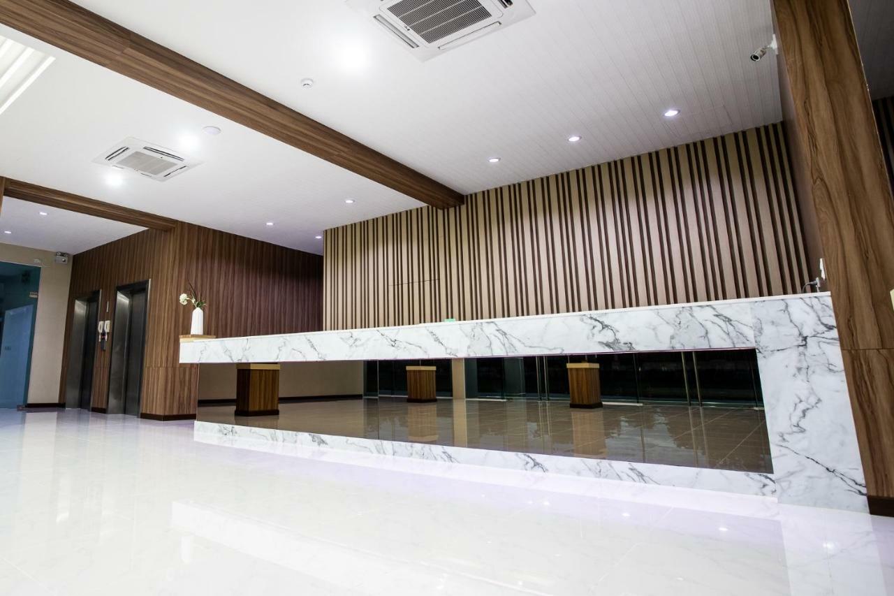 O2 Hotel Lop Buri Buitenkant foto