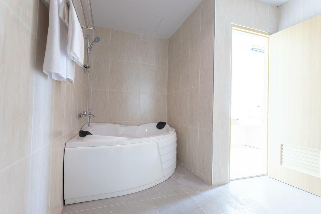 O2 Hotel Lop Buri Buitenkant foto