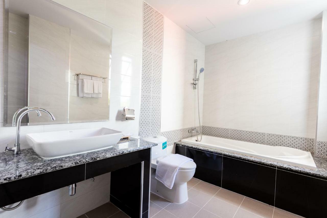 O2 Hotel Lop Buri Buitenkant foto