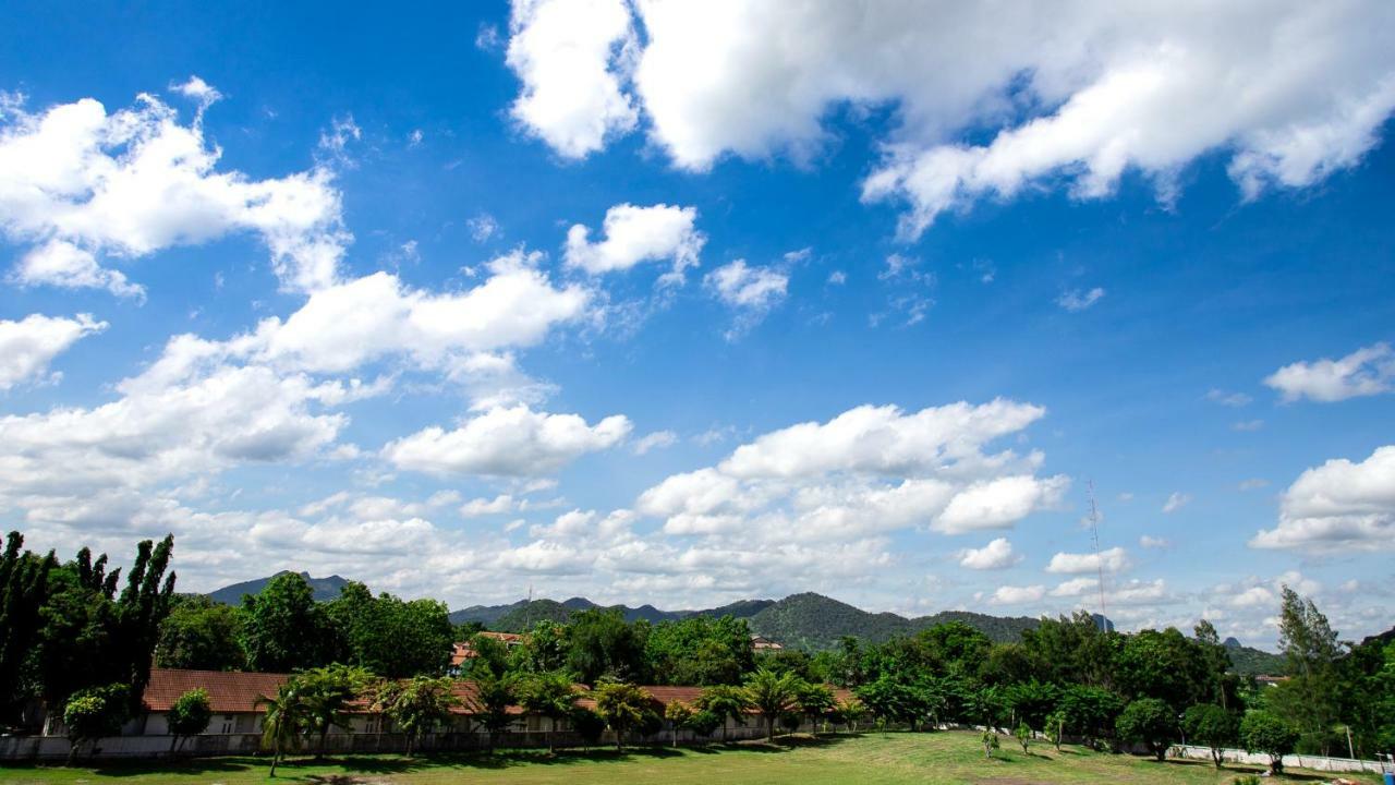 O2 Hotel Lop Buri Buitenkant foto